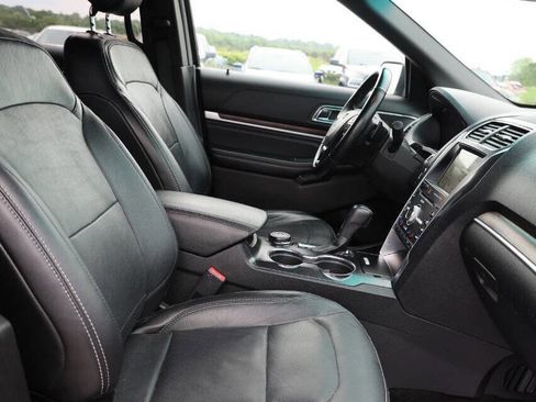 Used 2017 Ford Explorer Limited w/ Equipment Group 301A AWD/4WD image 15