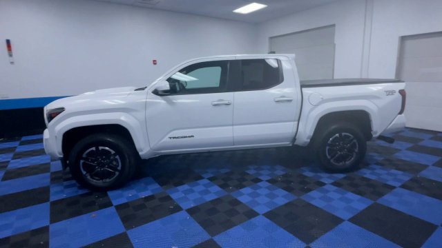 Used 2024 Toyota Tacoma TRD Sport AWD/4WD image 5