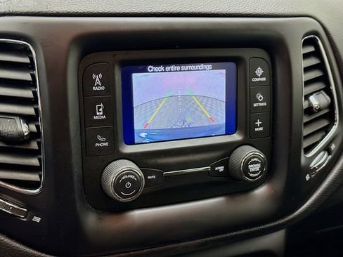 Used 2018 Jeep Compass Latitude FWD image 13