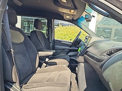 Used 2018 Dodge Grand Caravan SE image 27