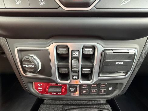 Used 2018 Jeep Wrangler Unlimited Rubicon AWD/4WD image 28