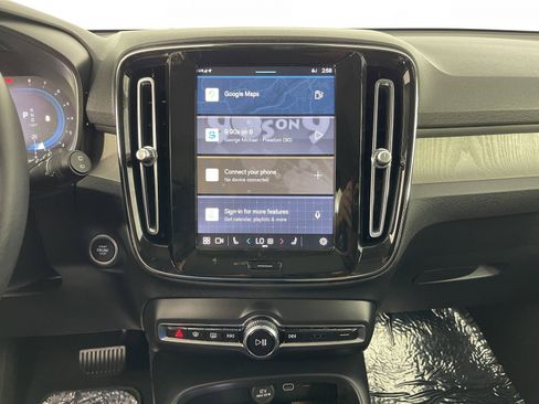 Used 2024 Volvo XC40 B5 Plus image 28
