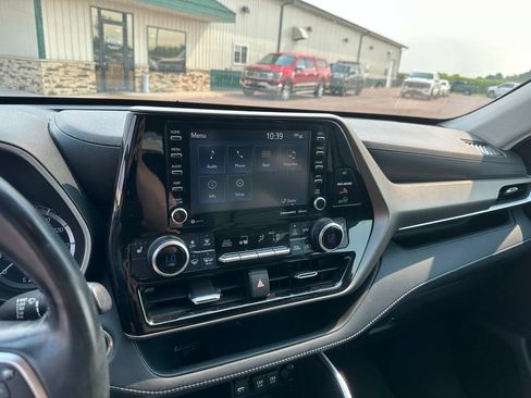 Used 2020 Toyota Highlander XLE AWD/4WD image 16