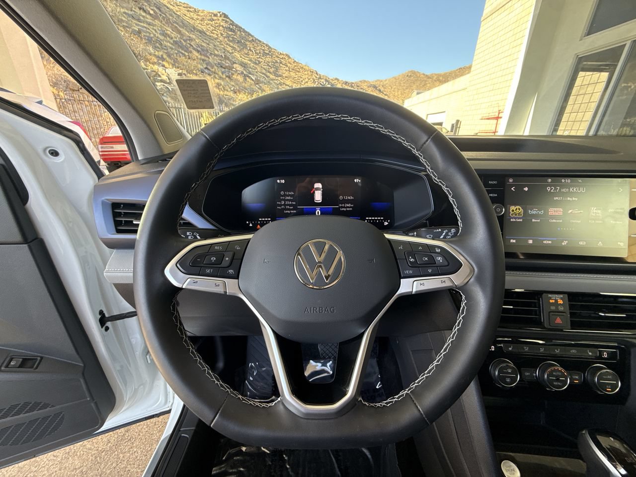 Used 2024 Volkswagen Taos SE w/ Panoramic Sunroof Package FWD image 11