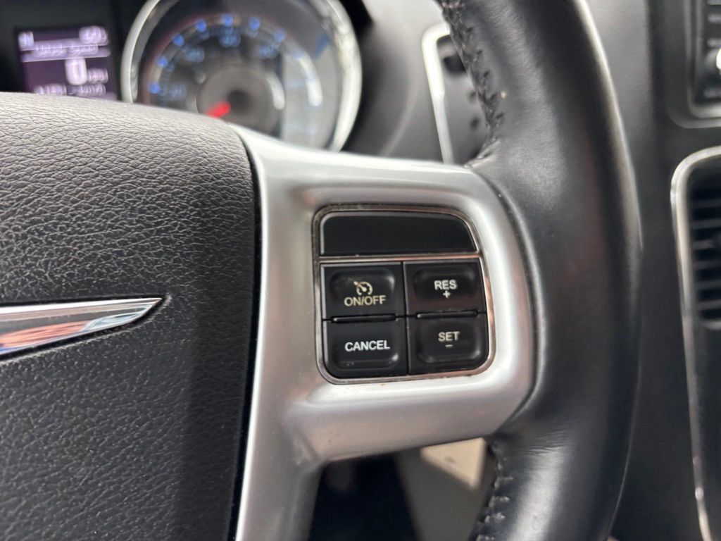 Used 2013 Chrysler Town & Country Touring FWD image 13