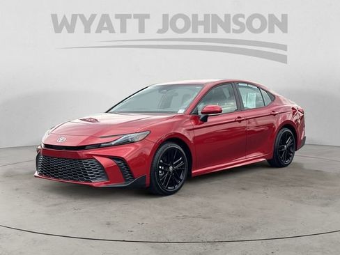 Used 2025 Toyota Camry SE FWD image 1