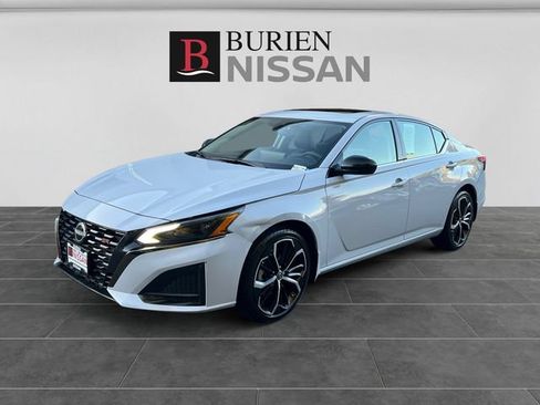Used 2023 Nissan Altima 2.5 SR w/ SR Premium Package AWD/4WD image 1