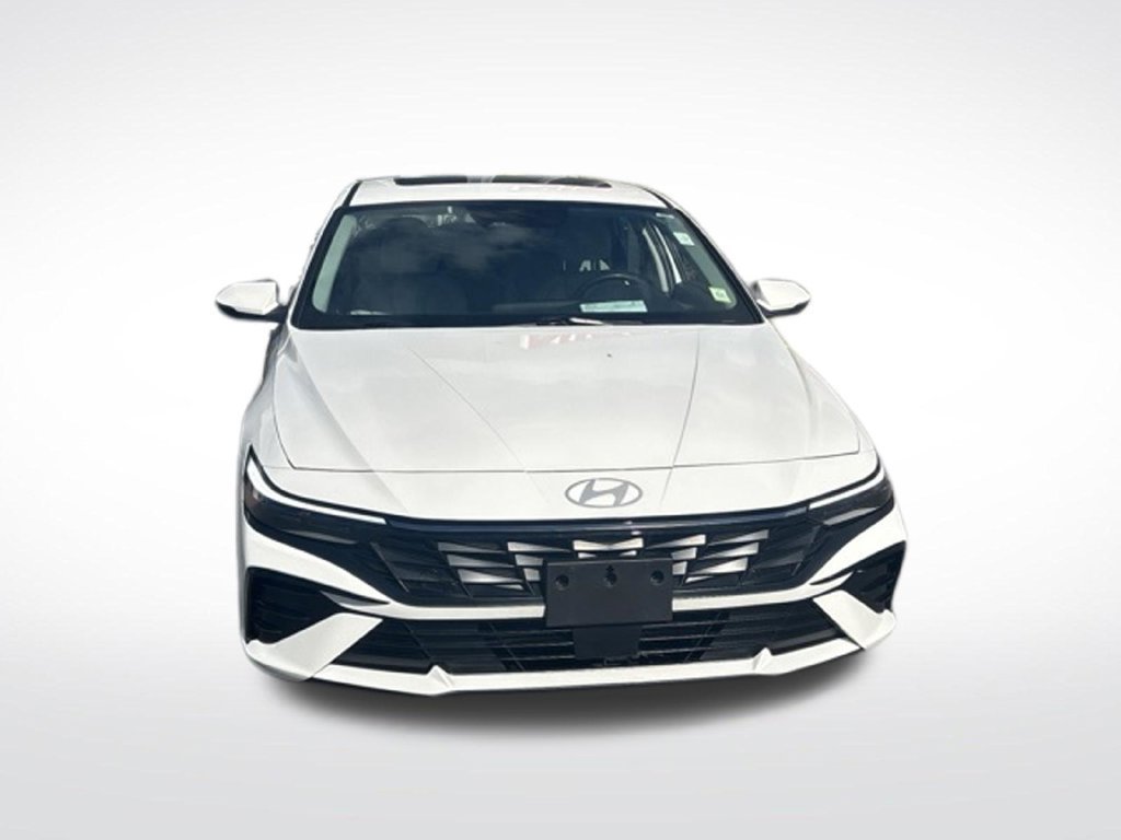 Used 2025 Hyundai Elantra Limited FWD image 2