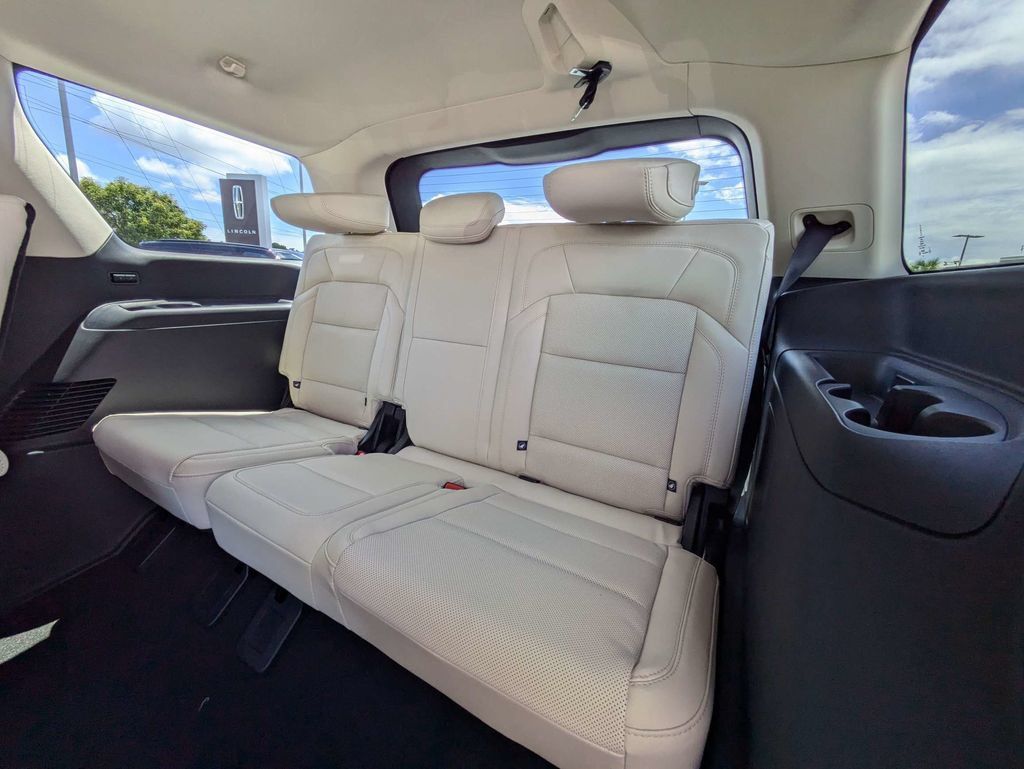 New 2027 Lincoln Navigator Premiere RWD image 14
