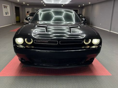 Used 2018 Dodge Challenger SXT RWD image 8