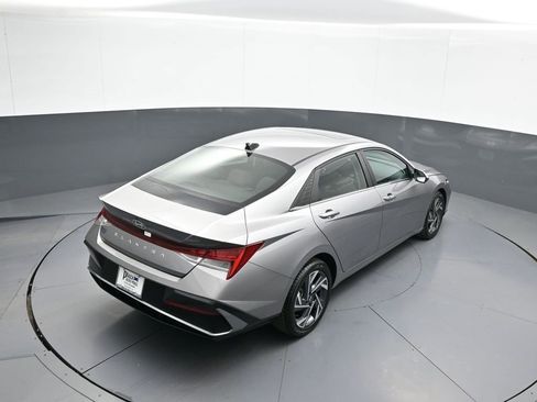 Certified 2025 Hyundai Elantra SEL image 37