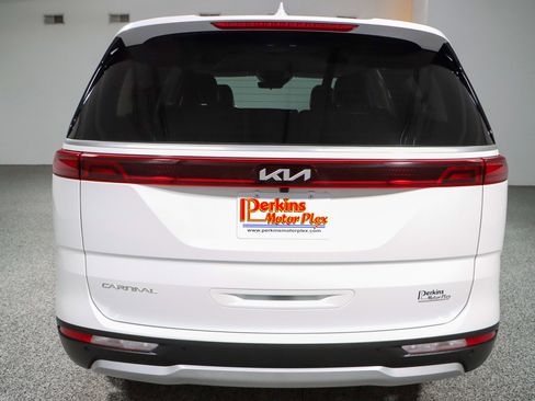 Used 2023 Kia Carnival LX FWD image 8