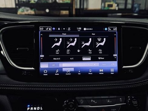 Certified 2025 Chrysler Pacifica Limited image 42