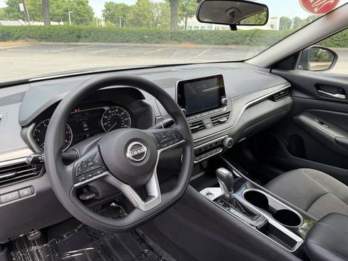 Used 2024 Nissan Altima 2.5 SV FWD image 12