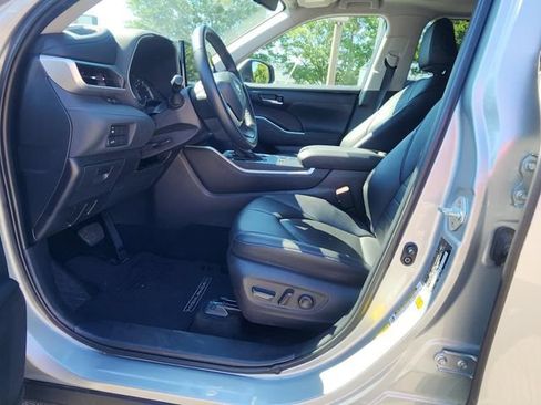 Used 2024 Toyota Highlander XLE AWD/4WD image 10