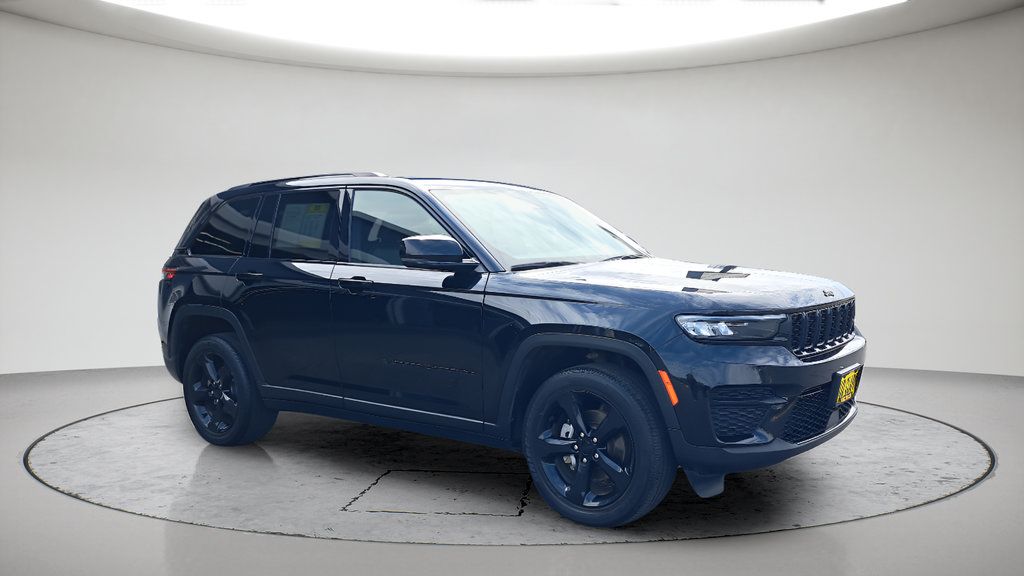 Used 2023 Jeep Grand Cherokee Altitude AWD/4WD image 7