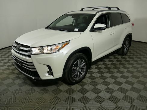Used 2019 Toyota Highlander XLE AWD/4WD image 7