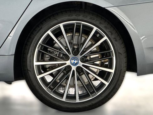 Used 2022 BMW 530e w/ Premium Package image 11