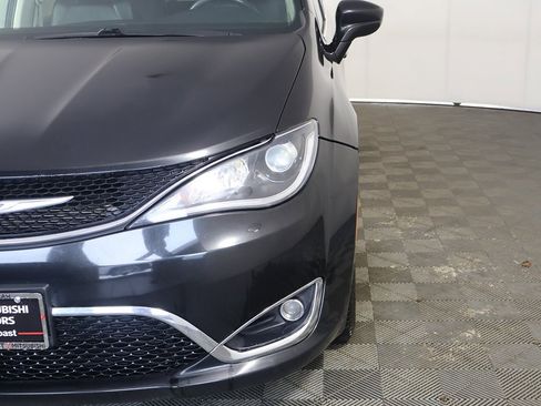 Used 2020 Chrysler Pacifica Touring-L image 13