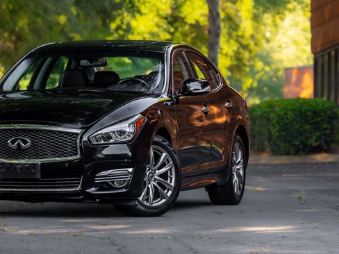 Used 2019 INFINITI Q70 Luxe RWD image 28