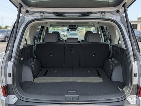Used 2025 Hyundai Santa Fe SEL FWD image 2