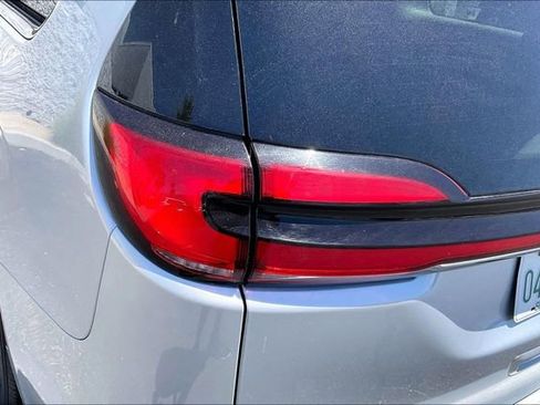 Used 2023 Chrysler Pacifica Touring-L FWD image 28