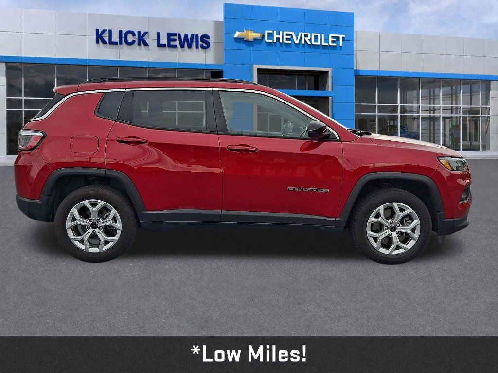 Used 2025 Jeep Compass Latitude w/ Sun & Sound Group AWD/4WD image 9