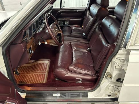 Used 1988 Lincoln Town Car Signature image 31