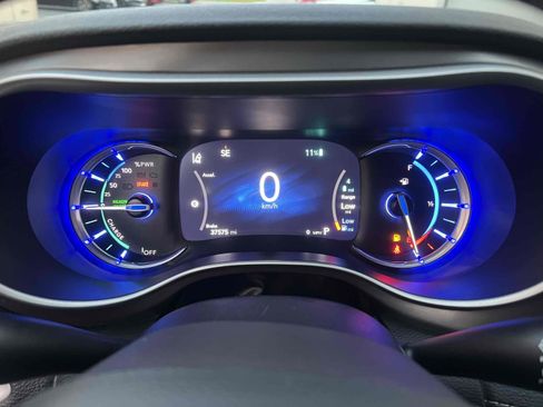 Used 2022 Chrysler Pacifica Touring-L image 8