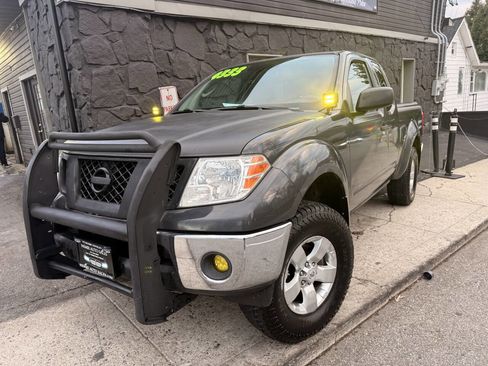 Used 2010 Nissan Frontier SE w/ SE Value Truck Pkg image 2