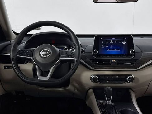 Used 2025 Nissan Altima 2.5 SV image 11