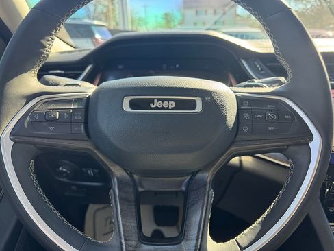 Used 2023 Jeep Grand Cherokee Limited w/ Black Appearance Package image 25