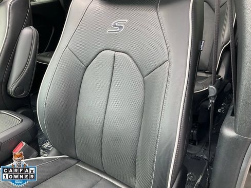 Used 2023 Chrysler Pacifica Limited w/ Uconnect Theater Family Group FWD image 18