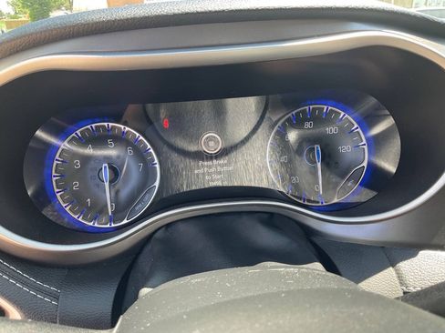 Used 2023 Chrysler Pacifica Touring-L FWD image 16