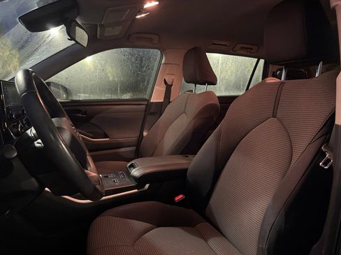 Used 2022 Toyota Highlander LE FWD image 7