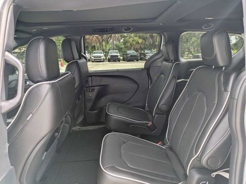 New 2027 Chrysler Pacifica Limited FWD image 14
