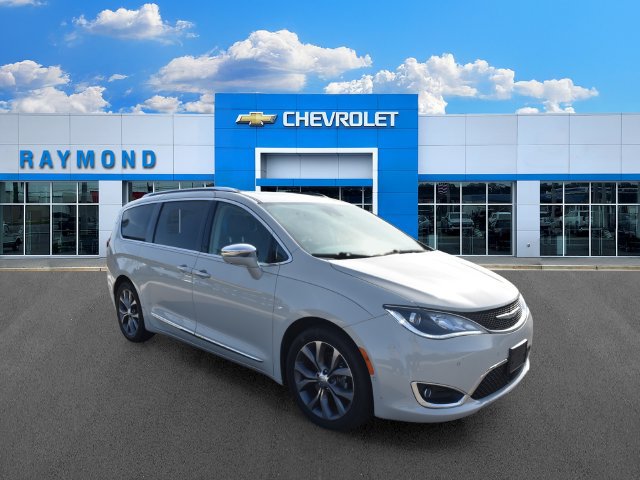 Used 2019 Chrysler Pacifica Limited w/ Tire & Wheel Group FWD image 1