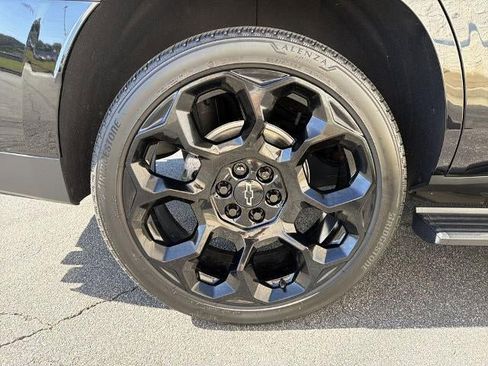 Used 2025 Chevrolet Tahoe High Country AWD/4WD image 17