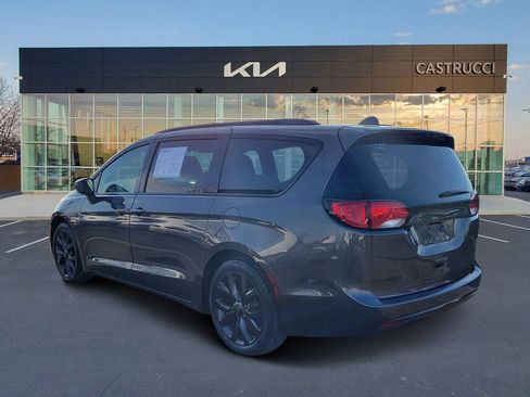 Used 2018 Chrysler Pacifica Touring-L Plus image 3