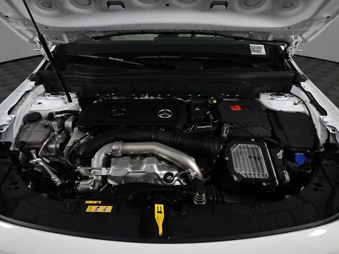Used 2025 Mercedes-Benz GLB 250 image 32