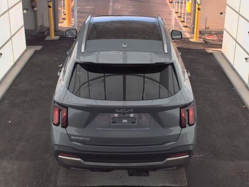 Used 2025 Kia Sorento EX w/ Panoramic Sunroof Package image 4