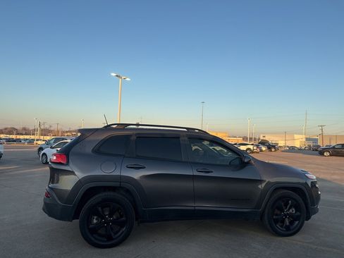 Used 2018 Jeep Cherokee Latitude w/ Altitude Package image 24