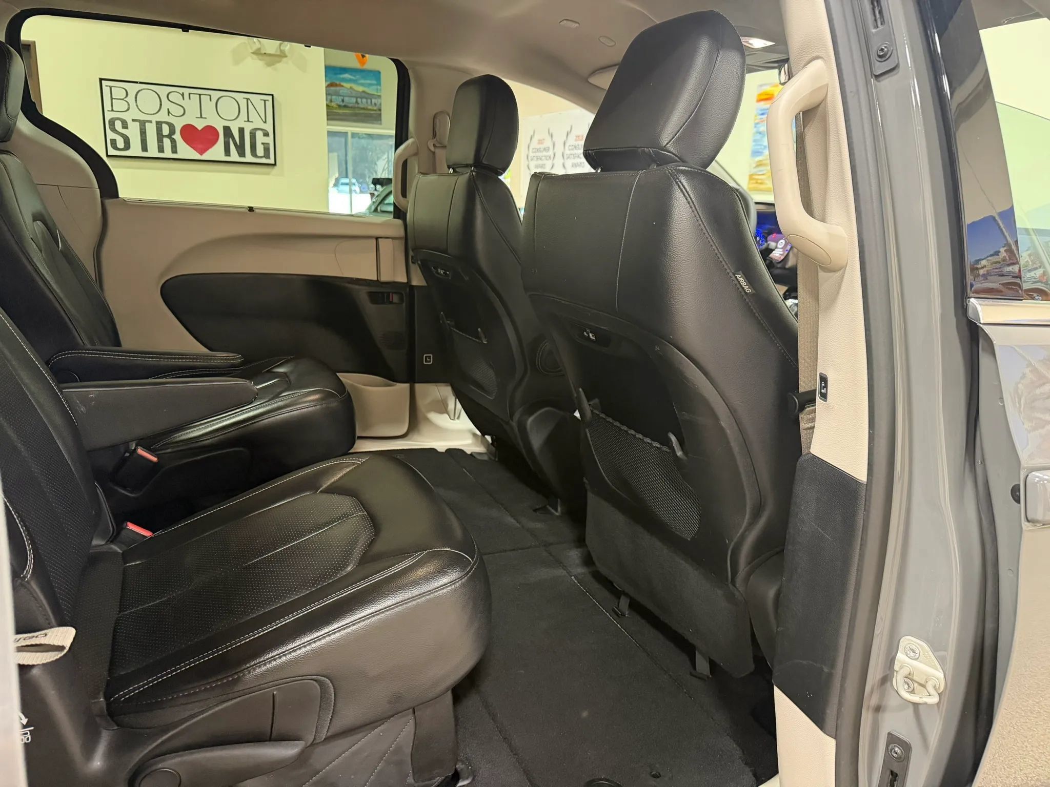 Used 2022 Chrysler Pacifica Touring-L FWD image 32