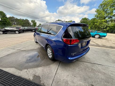 Used 2020 Chrysler Pacifica Touring-L FWD image 9