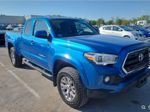 Used 2017 Toyota Tacoma SR5 AWD/4WD image 3