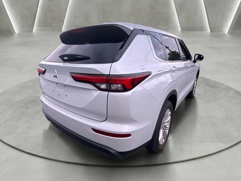Used 2024 Mitsubishi Outlander ES AWD/4WD image 3