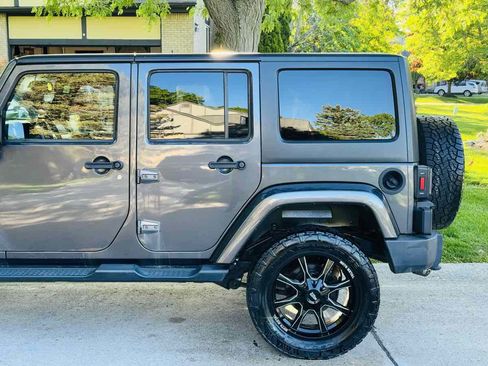 Used 2014 Jeep Wrangler Unlimited Sahara w/ Connectivity Group AWD/4WD image 9