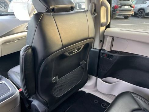 Used 2023 Chrysler Pacifica Touring-L FWD image 14
