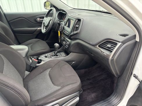 Used 2019 Jeep Cherokee Latitude w/ Popular Appearance Group image 35