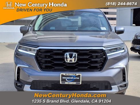 New 2025 Honda Pilot Touring image 2